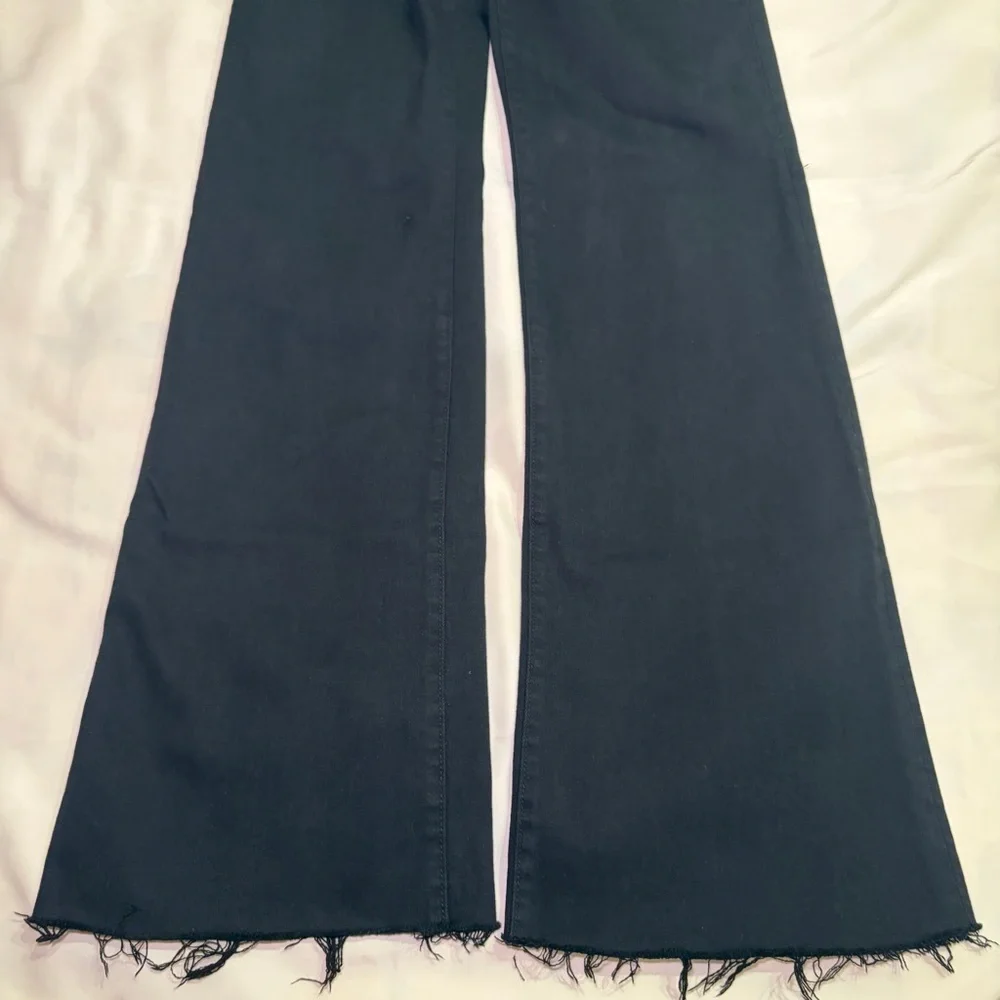 MOTHER- The Roller Prep Heel in Pitch Black Size 25 Flare Jeans RAW HEM